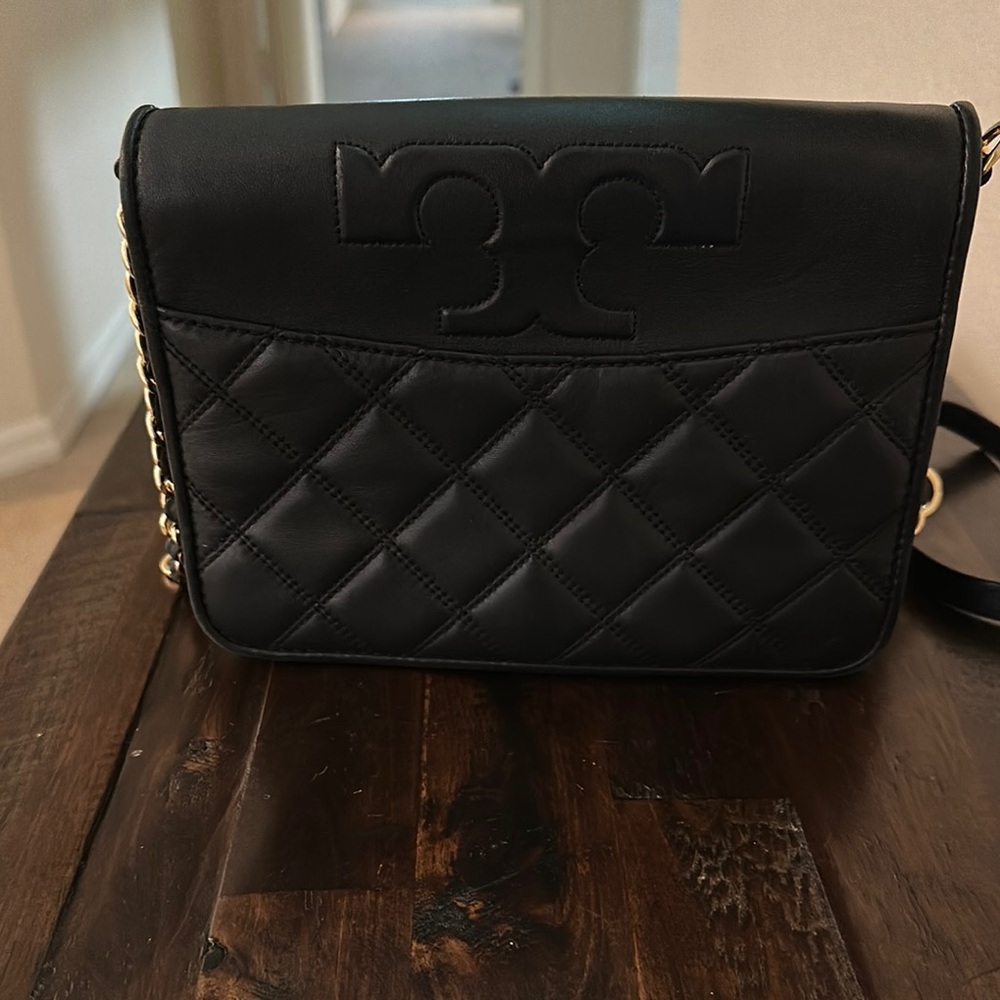 Tory Burch Black Quilted Crossbody Bag with Gold Hardware
Look “NEW”!